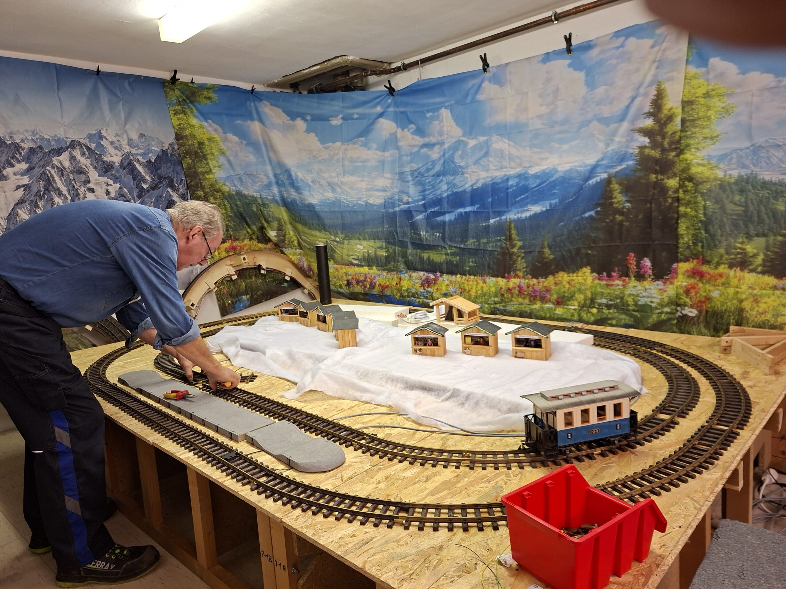 Winterlandschaft mit LGB Anlage und Weihnachtsmarkt für den Steelener Weihnachtsmarkt 2025. 