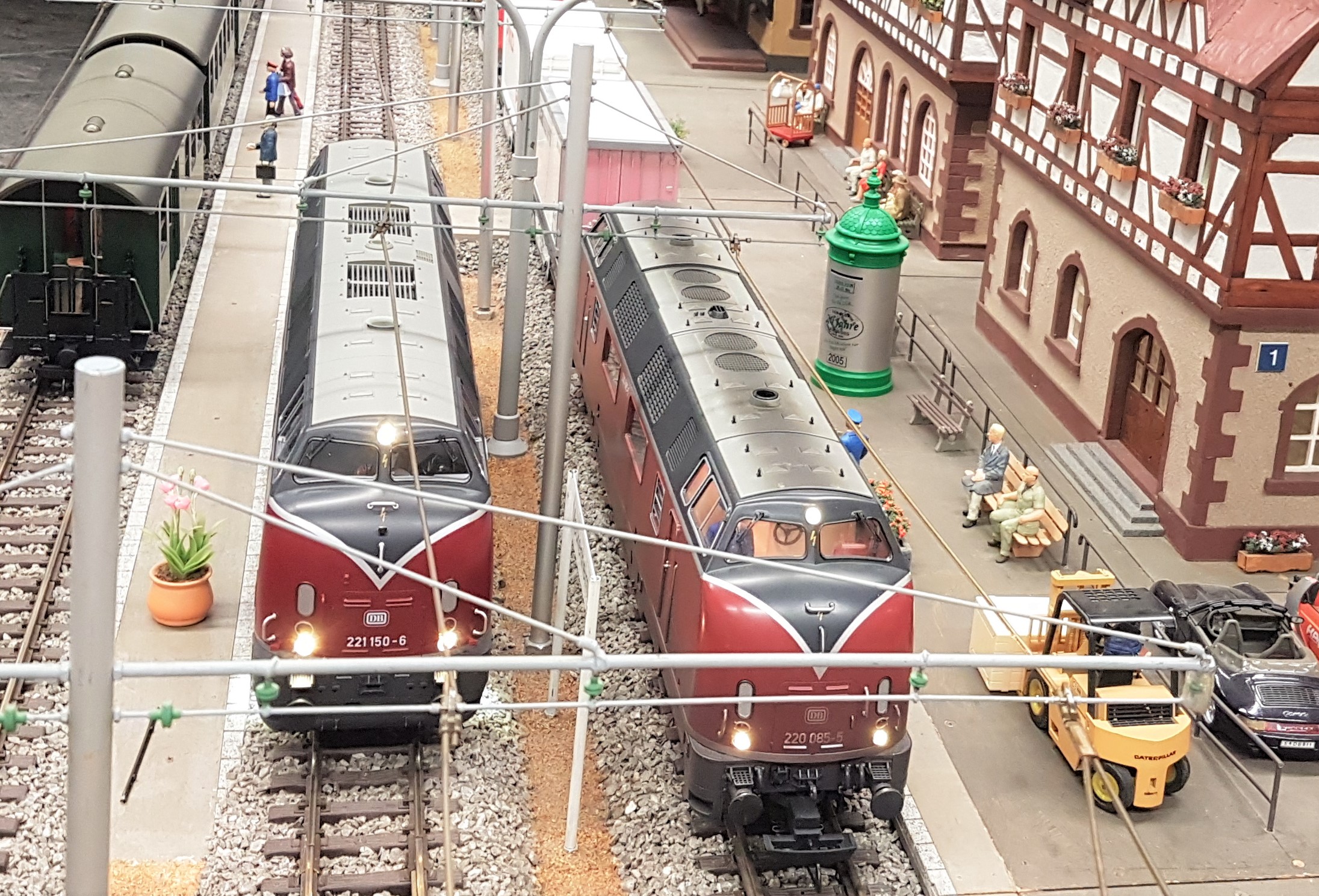 Auf unserer Anlage im Domizil: PIKO und LGB Baureihe 221. 