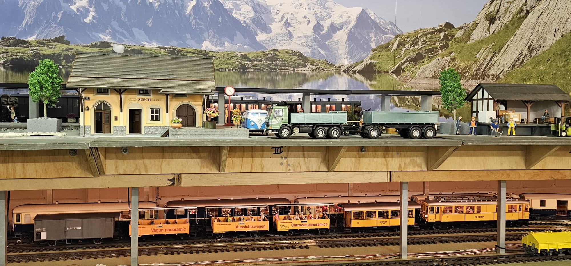 RhB Dampflok G  4/5 Nr. 108 im großen RhB Bahnhof. 