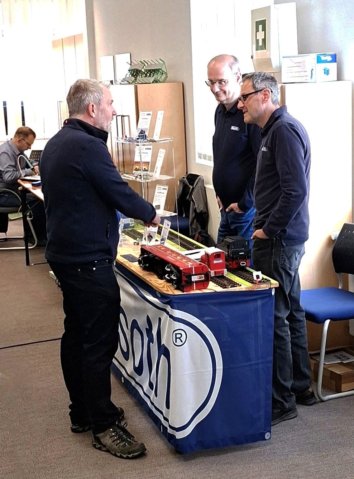 Neuheitenvorstellun von Massoth mit Norbert Rosch und Frank Nöller. Hier im Kundengespräch.