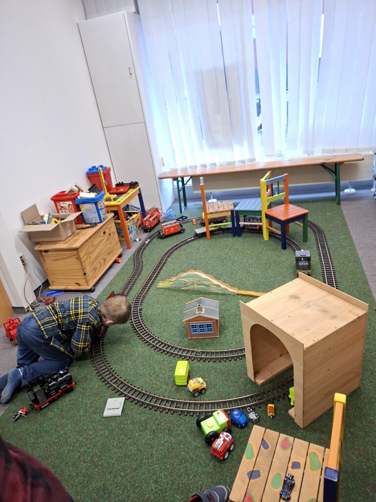 Gute genutzte Kinderspielecke im Clubdomizil.