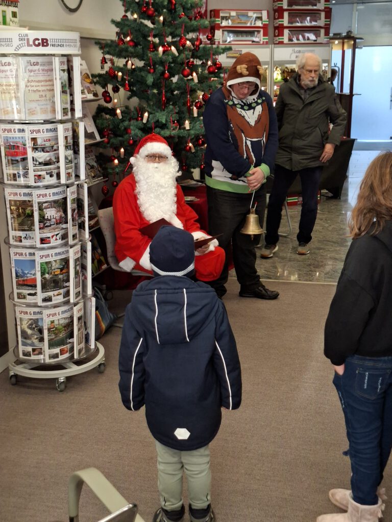 Der Weihnachtsmann mit seinem "Elch".