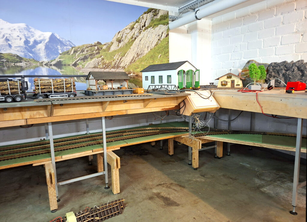 Club der LGB Fruende Rhein Sieg e.V. am Samstag, 2. August 2025, haben einige Mitglieder weiter an der Anlage Albula gearbeitet. Der erste Schattenbahnhof unter den Bahnhofsmodulen ist in weiten Teilen bereits fertiggestellt. Nun gehrt es an die südliche Ausfahrt.