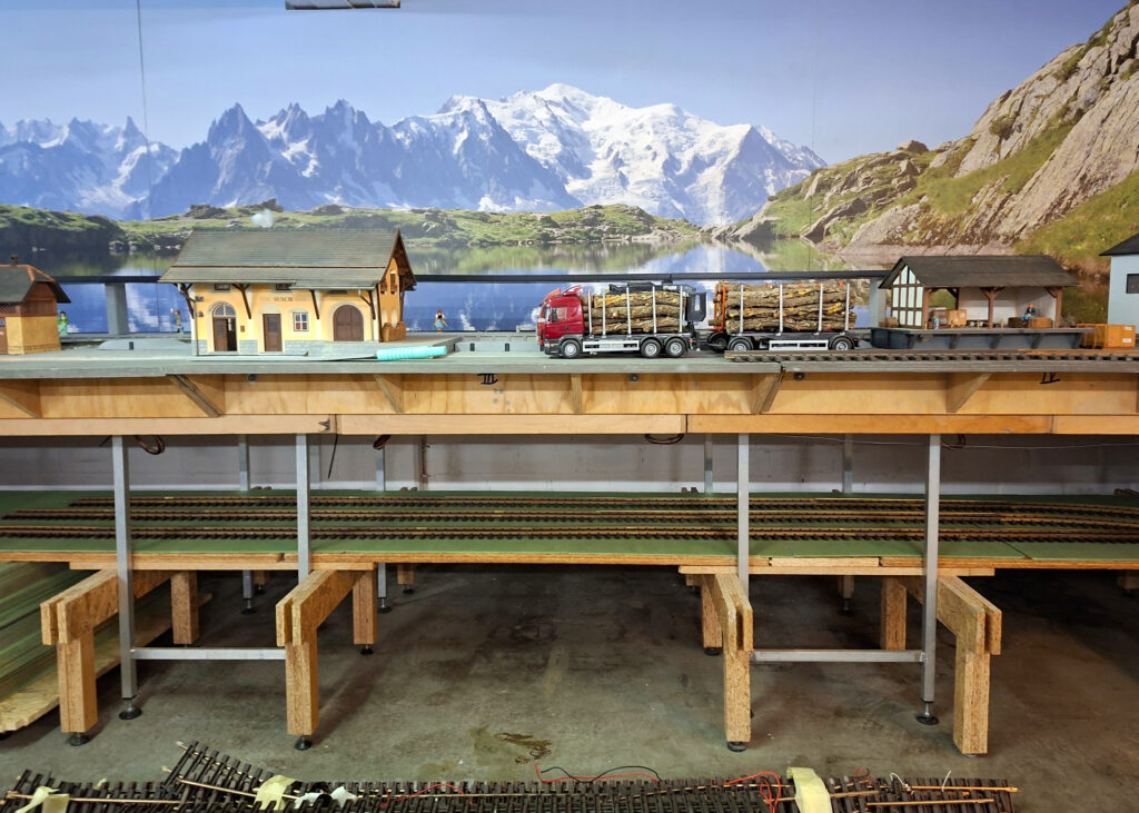 Club der LGB Fruende Rhein Sieg e.V. am Samstag, 2. August 2025, haben einige Mitglieder weiter an der Anlage Albula gearbeitet. Der erste Schattenbahnhof unter den Bahnhofsmodulen ist in weiten Teilen bereits fertiggestellt. Nun gehrt es an die südliche Ausfahrt.