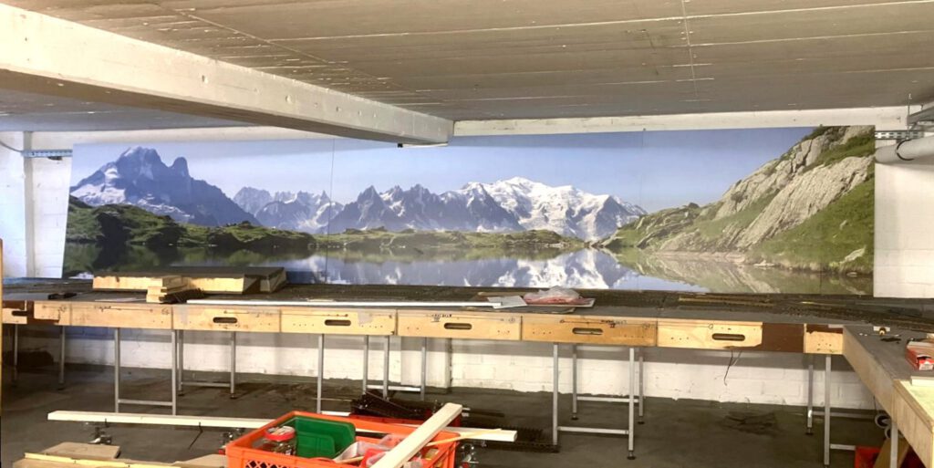 Hintergrundbild der Anlage Albula im Clubdomizil wurde am 12. April 2025 nun fest montiert. Wir bauen weiter aus!
