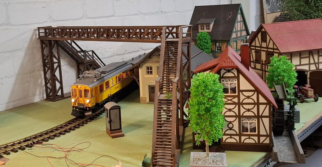 Nochmals Ausgestaltung der Anlage mit großer Fußgängerbrücke, dem Bernina Triebwagen und verschiedenen Häusern. 