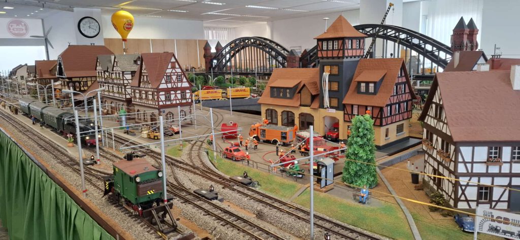 Unsere Anlage Meckenheim mit der Feuerwache und im Hintergrund die große Brücke. 